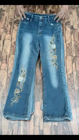 Embroidered Elegance: Vintage Flared Jeans with a Touch of Artistry🌟👖✨